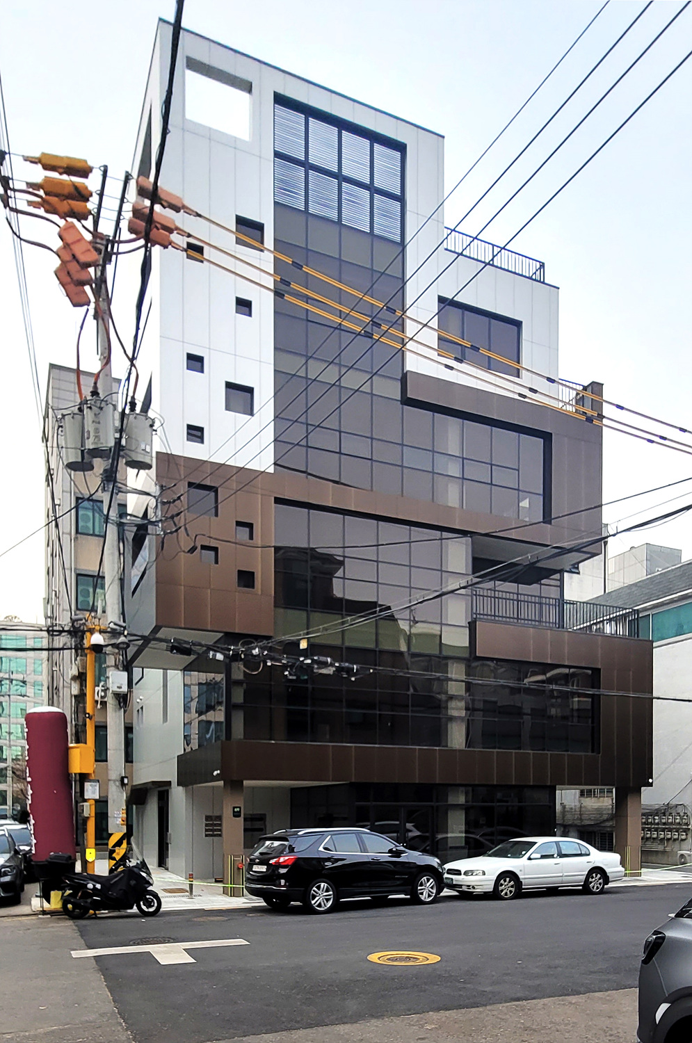 양재동 근린생활시설 — 복합패널 CLEAR MATT, MEDIUM BRONZE SHORTLINE BRUSH 적용 사례